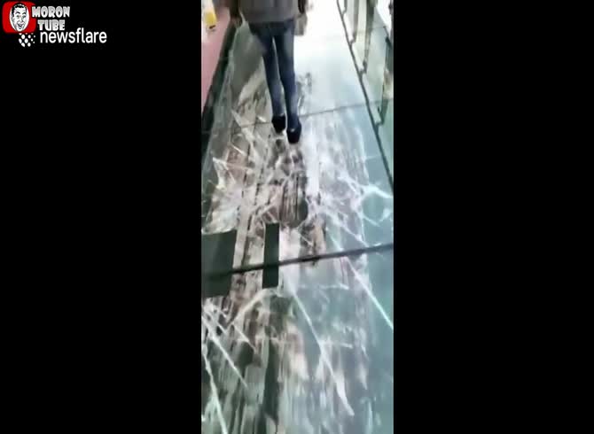 Video :China - A man crosses a glass bridge before it abruptly breaks